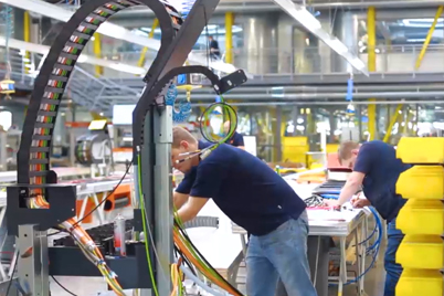 Сотрудники igus® выполняют монтаж оборудования readychain®