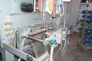 Bag forming, filling and sealing machine