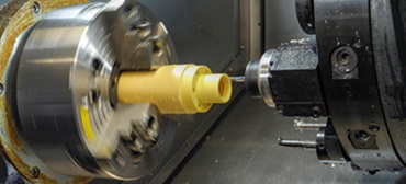 Прутковый материал изготовлен из высококачественного полимера iglidur® и подвергается обработке на токарном станке для придания ему правильной формы