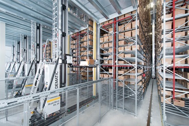 Транспортно-накопительная система DEMATIC с направляющим лотком guidelok от компании igus®