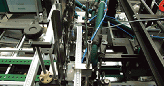 Линейная направляющая drylin SLW с приводом ходового винта в составе фальцовочного автомата