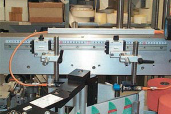 Система линейных направляющих drylin® T в системе подачи этикеток для упаковочной машины