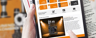 Рука с планшетом и журналом